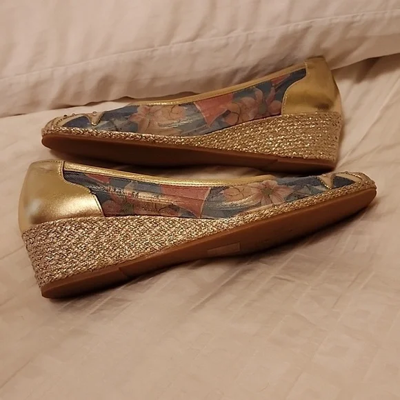 Shoes - Picture 4 of 8